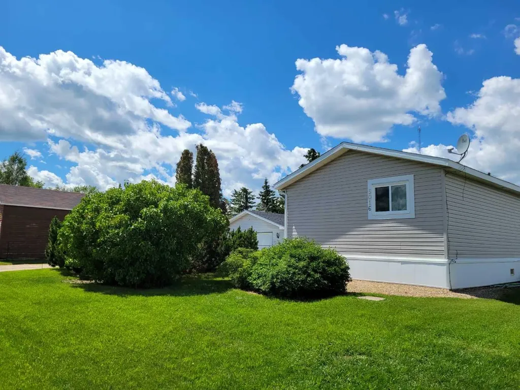5016 49 Street Lougheed AB T0B2V0