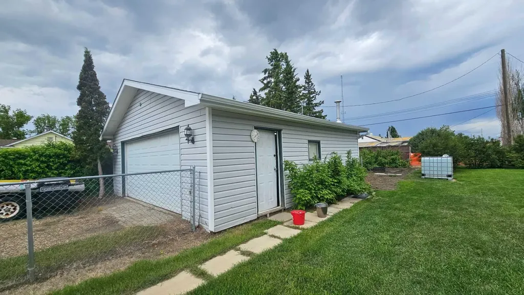 5016 49 Street Lougheed AB T0B2V0