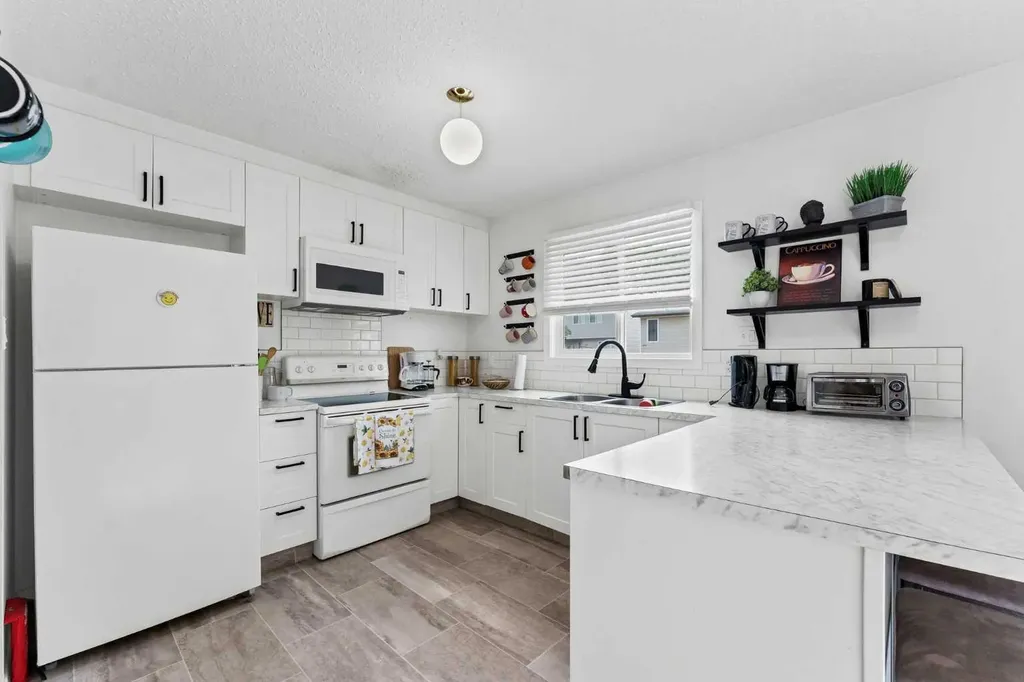 65 South Ridge Crescent SW Medicine Hat AB T1B 2P2