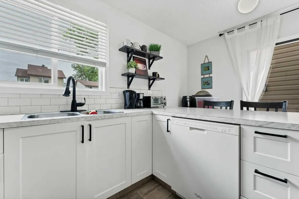 65 South Ridge Crescent SW Medicine Hat AB T1B 2P2
