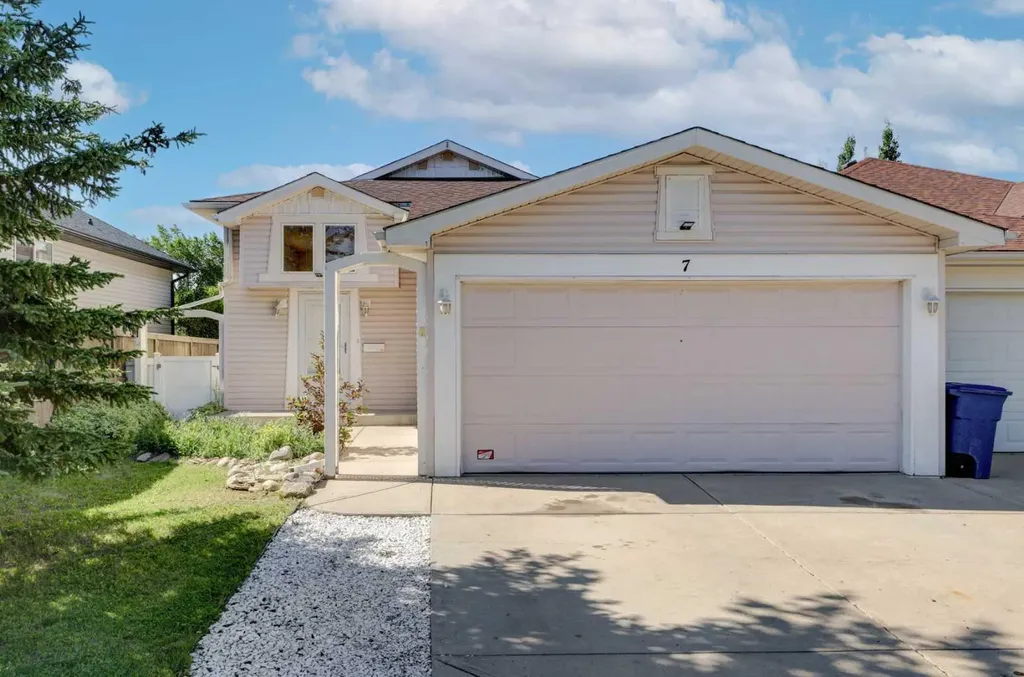 7 Canoe Close Airdrie AB T4B 2N3