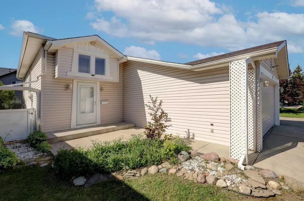 7 Canoe Close Airdrie AB T4B 2N3