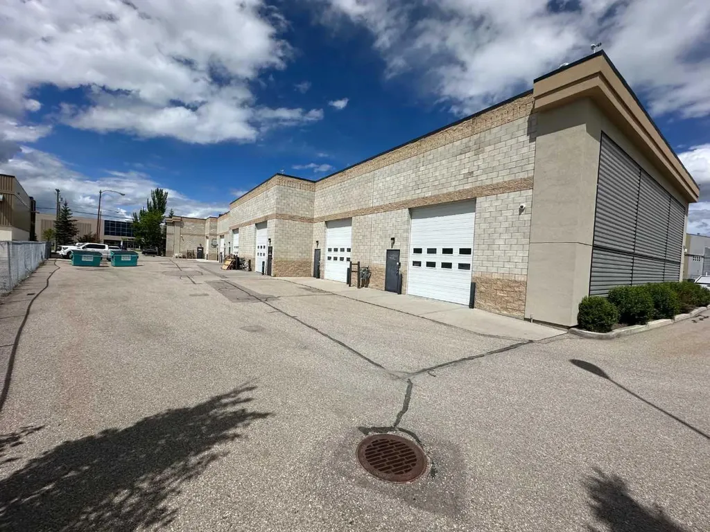 11198 42 Street SE Calgary AB T2C 0J9