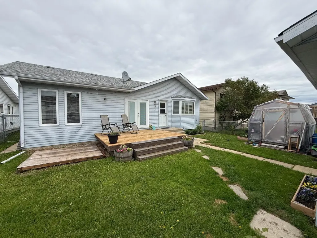 8 Harolds Hollow Whitecourt AB T7S 1C3