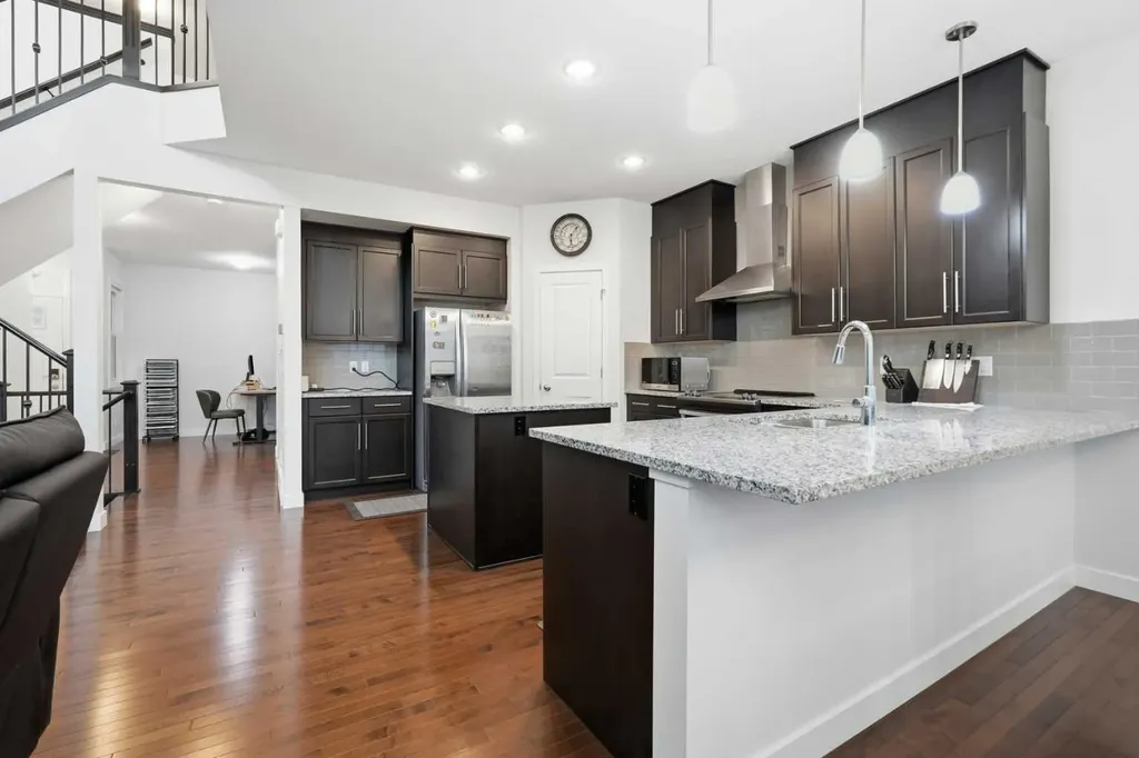 37 Nolanhurst Crescent NW Calgary AB T3R 0Z3