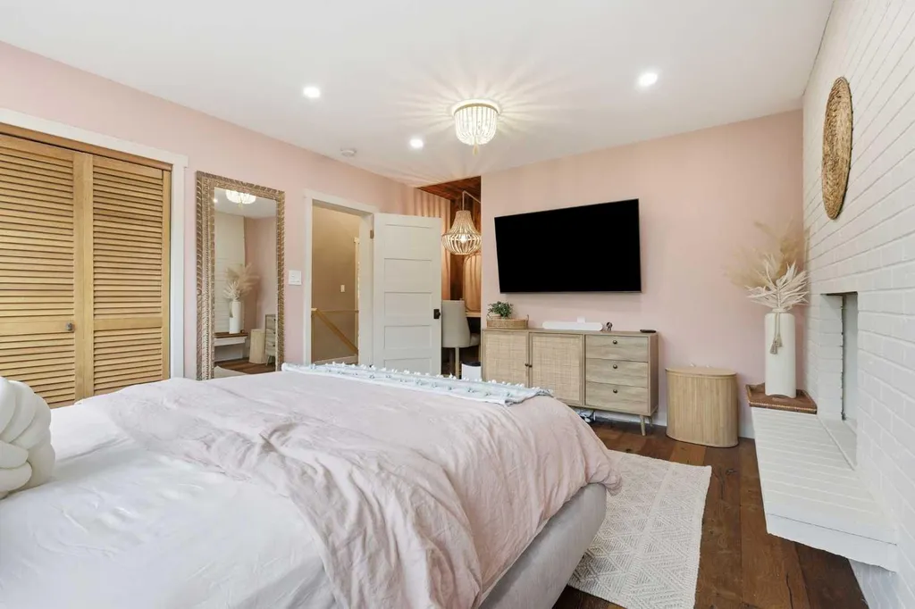 349 Capri Avenue NW Calgary AB T2L 0J5