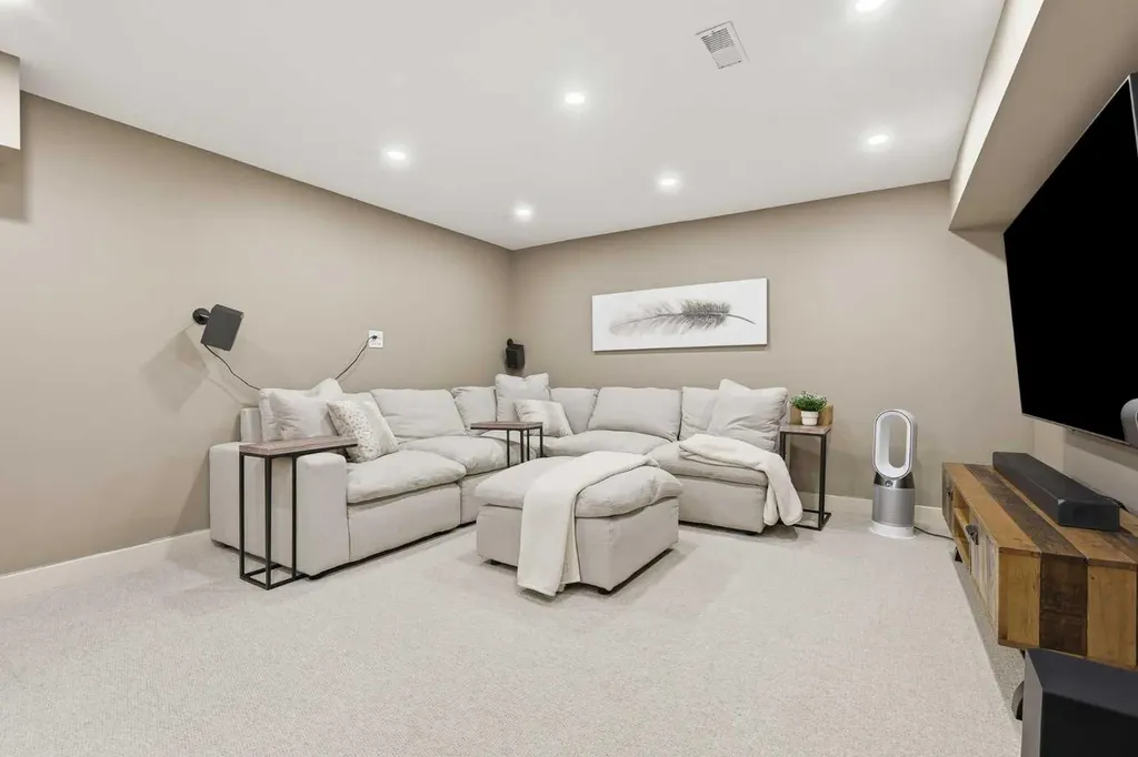349 Capri Avenue NW Calgary AB T2L 0J5