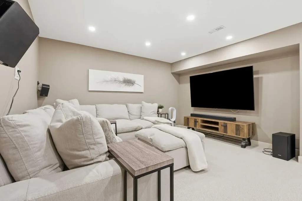 349 Capri Avenue NW Calgary AB T2L 0J5