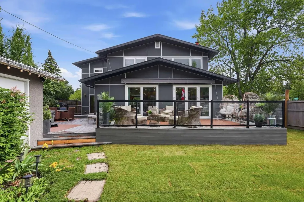 349 Capri Avenue NW Calgary AB T2L 0J5