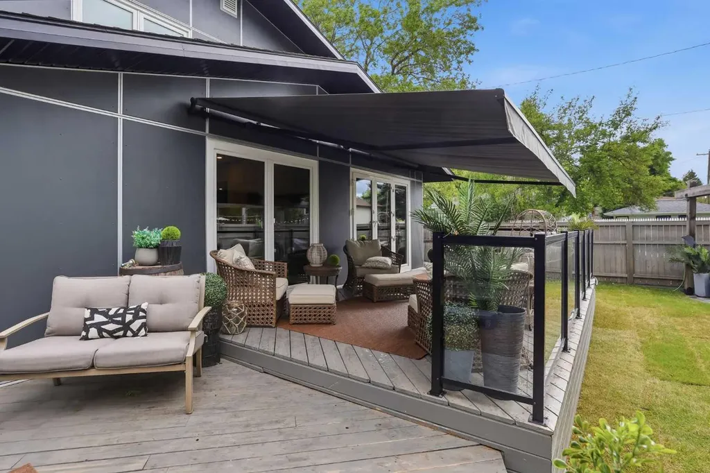 349 Capri Avenue NW Calgary AB T2L 0J5