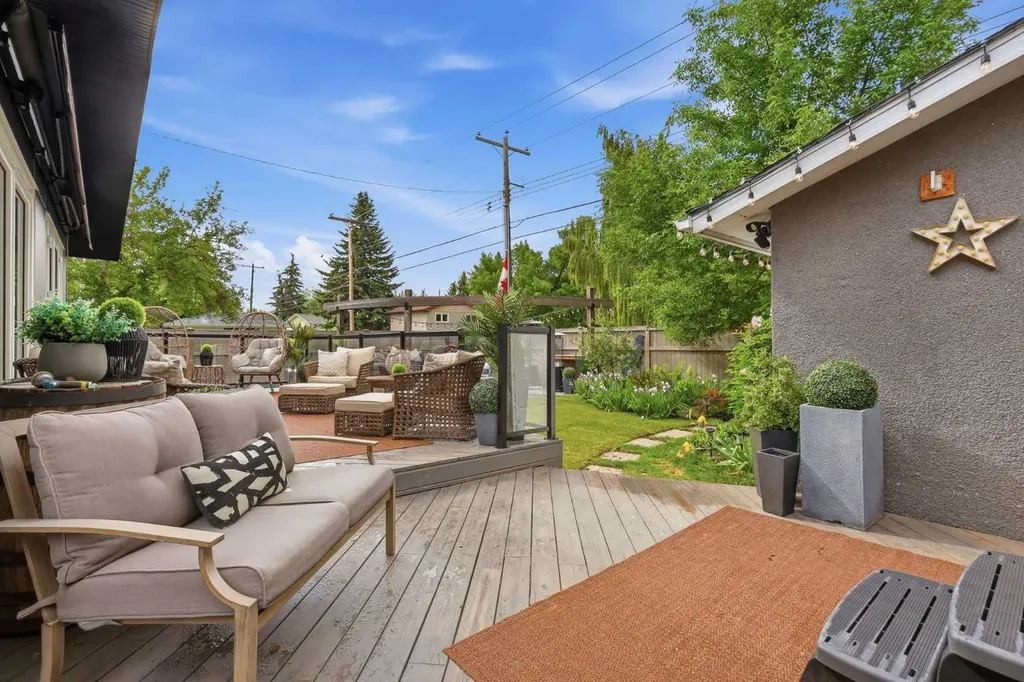 349 Capri Avenue NW Calgary AB T2L 0J5