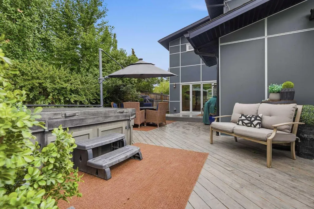 349 Capri Avenue NW Calgary AB T2L 0J5