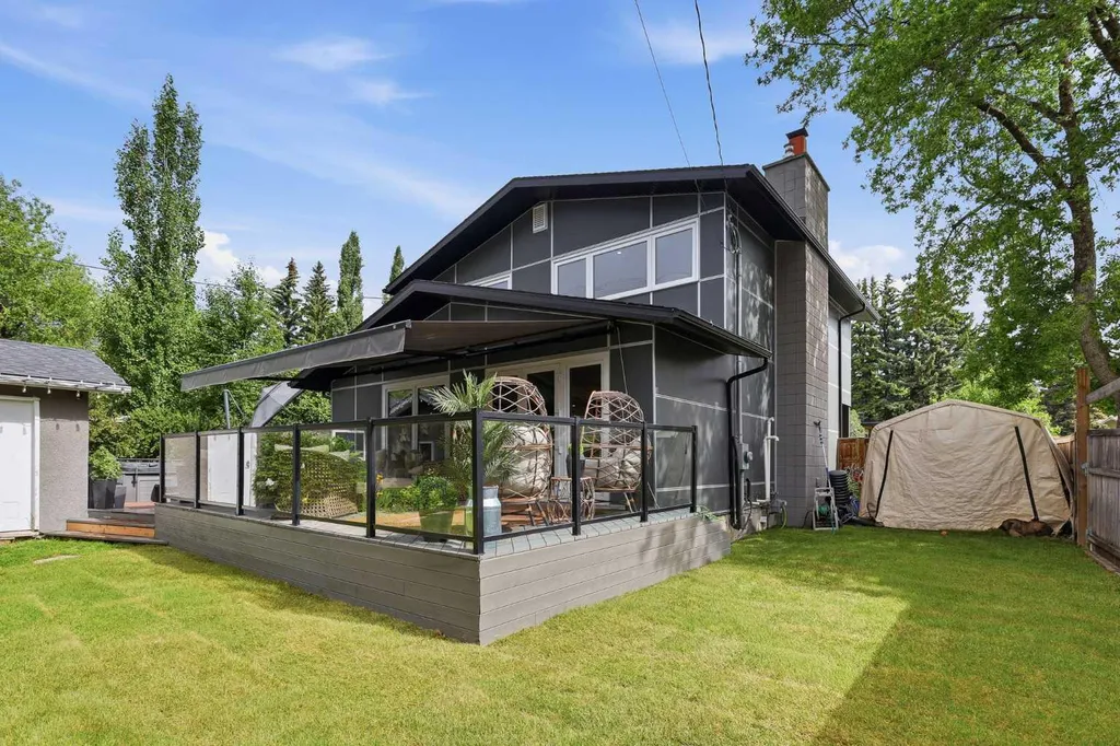 349 Capri Avenue NW Calgary AB T2L 0J5