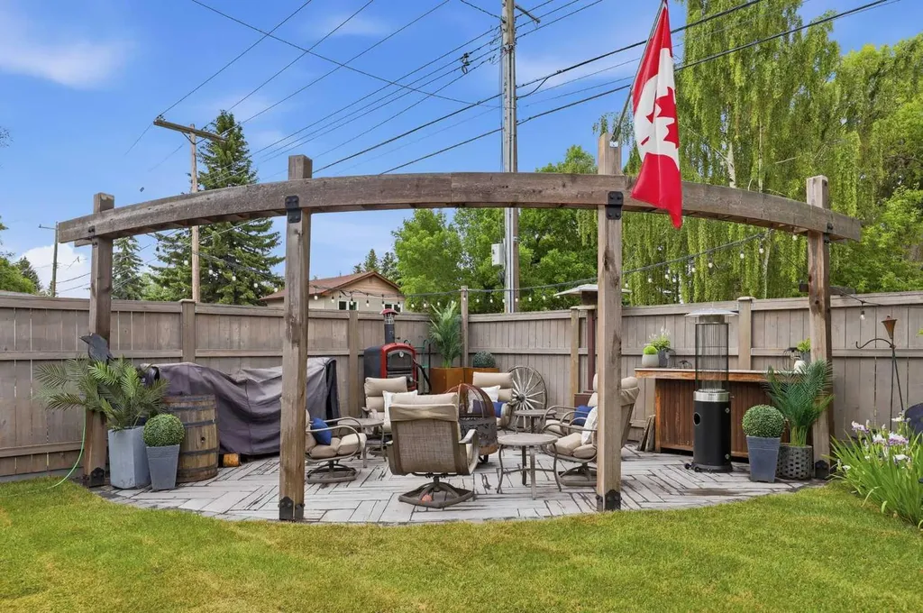 349 Capri Avenue NW Calgary AB T2L 0J5