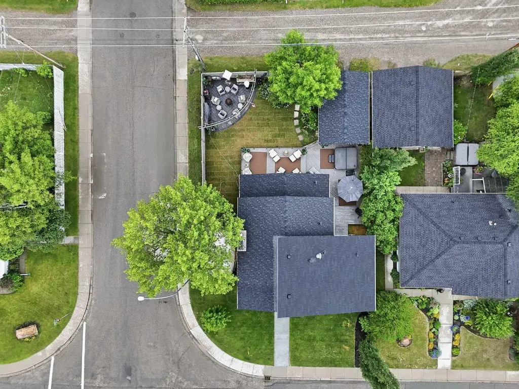 349 Capri Avenue NW Calgary AB T2L 0J5