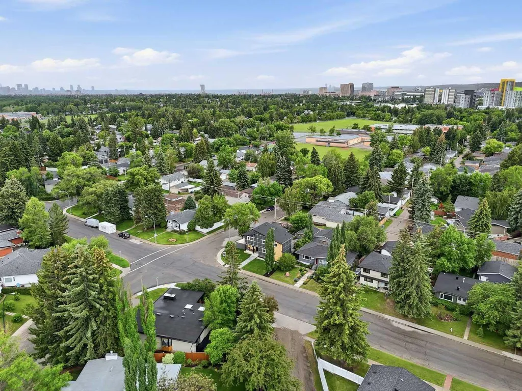349 Capri Avenue NW Calgary AB T2L 0J5