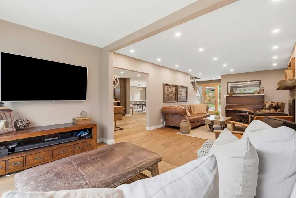 349 Capri Avenue NW Calgary AB T2L 0J5