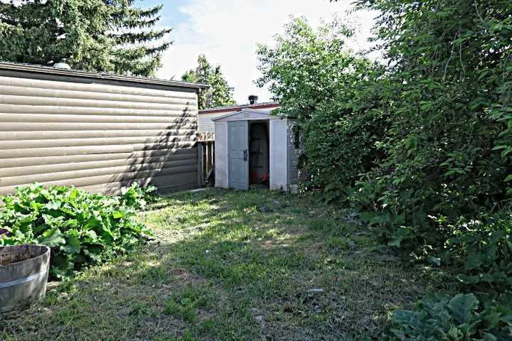 28 Riley Street NE High River AB T2V 1G5