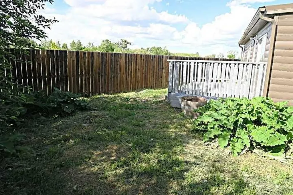 28 Riley Street NE High River AB T2V 1G5