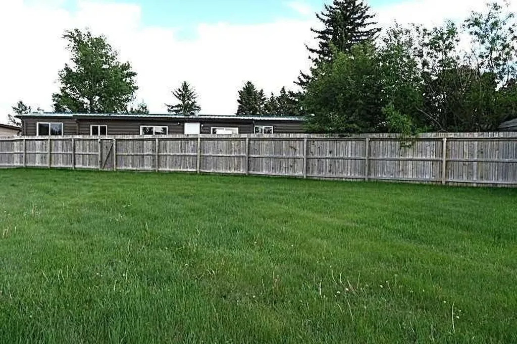 28 Riley Street NE High River AB T2V 1G5