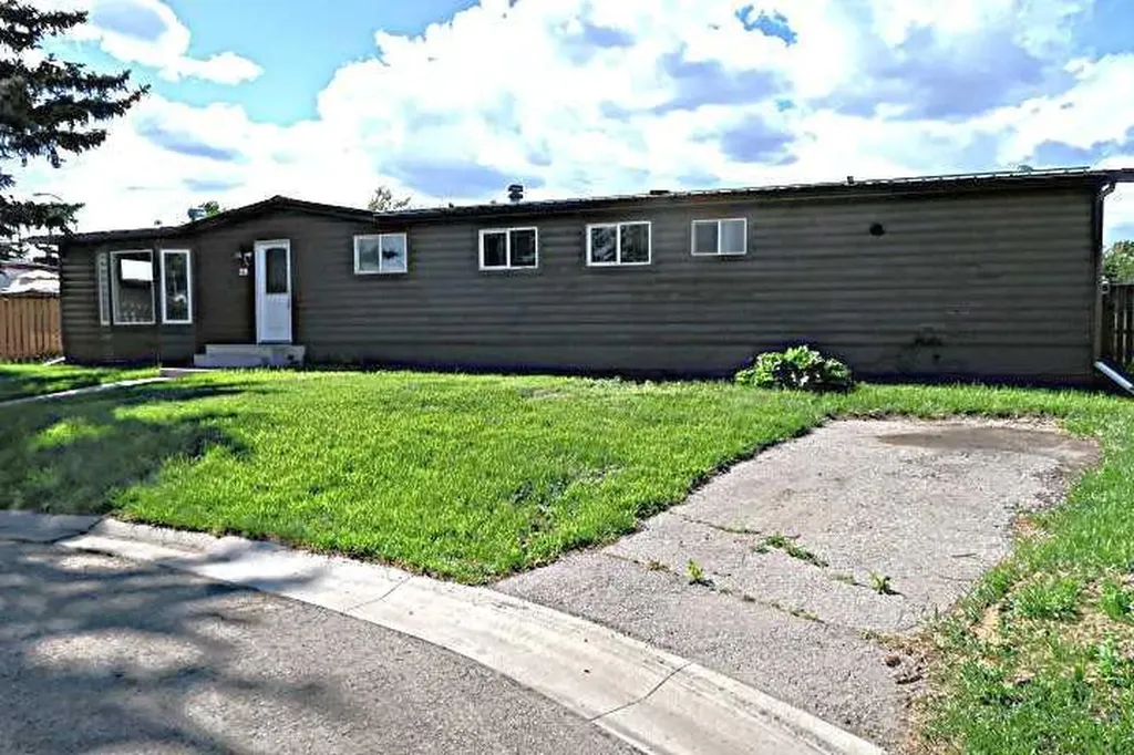 28 Riley Street NE High River AB T2V 1G5