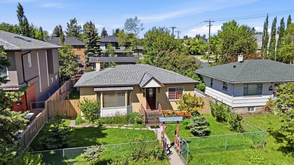 3007 27 Street SW Calgary AB t3E 2k9