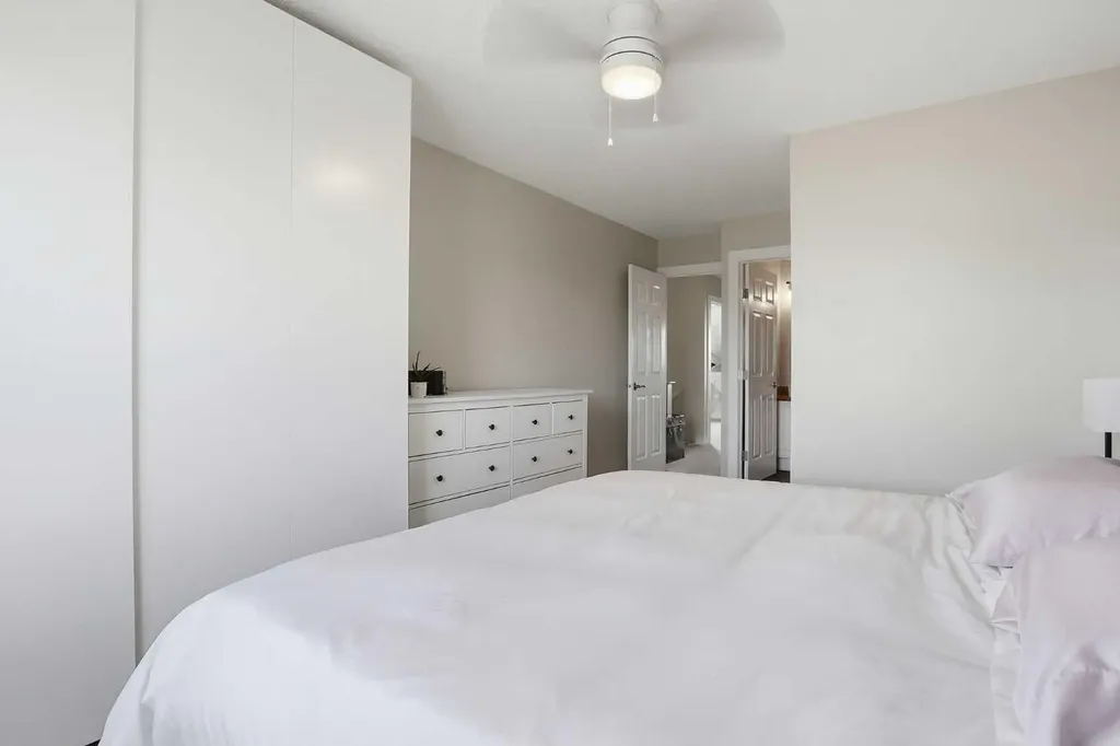 121 Canoe Square SW Airdrie AB T4B 2N7