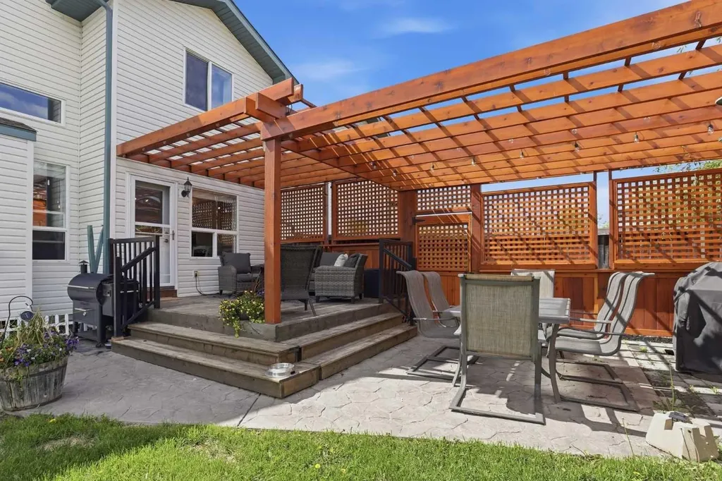 121 Canoe Square SW Airdrie AB T4B 2N7