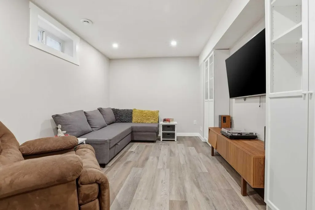 121 Canoe Square SW Airdrie AB T4B 2N7