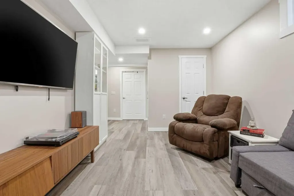 121 Canoe Square SW Airdrie AB T4B 2N7