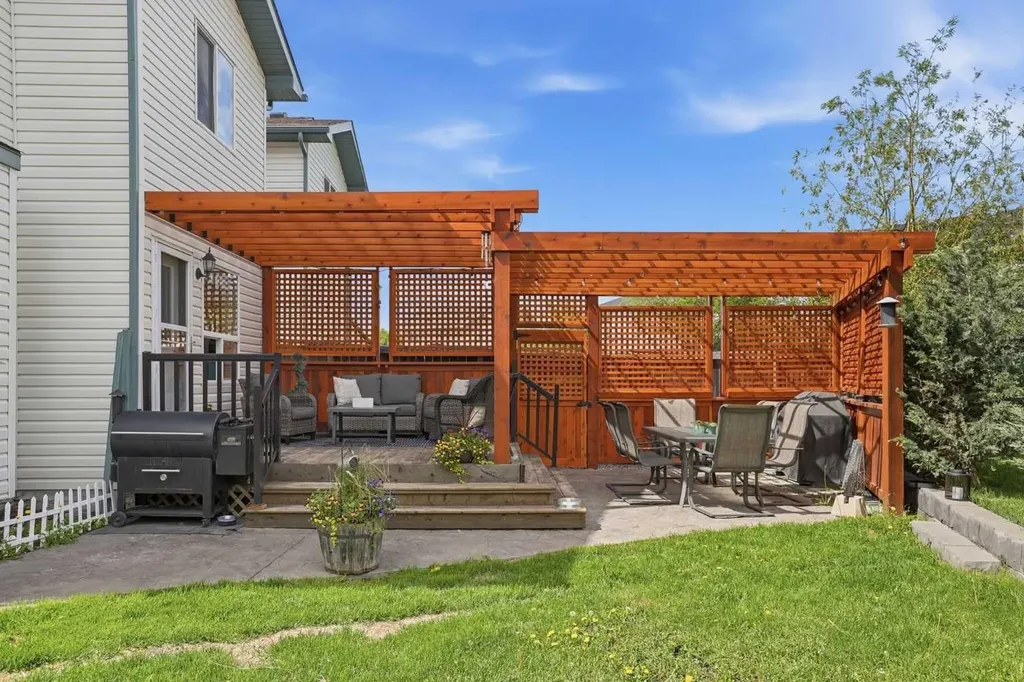 121 Canoe Square SW Airdrie AB T4B 2N7