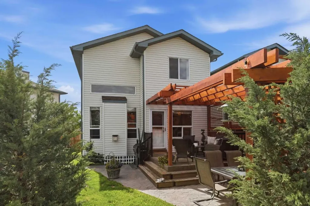 121 Canoe Square SW Airdrie AB T4B 2N7