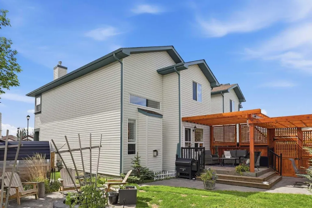121 Canoe Square SW Airdrie AB T4B 2N7