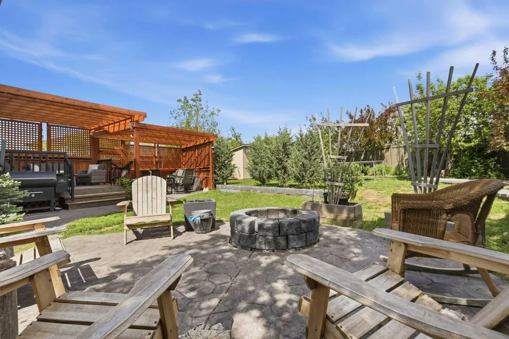 121 Canoe Square SW Airdrie AB T4B 2N7
