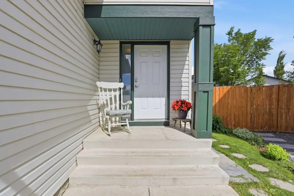 121 Canoe Square SW Airdrie AB T4B 2N7