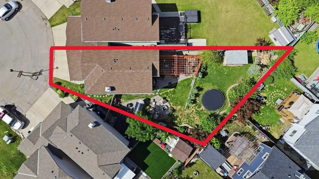 121 Canoe Square SW Airdrie AB T4B 2N7