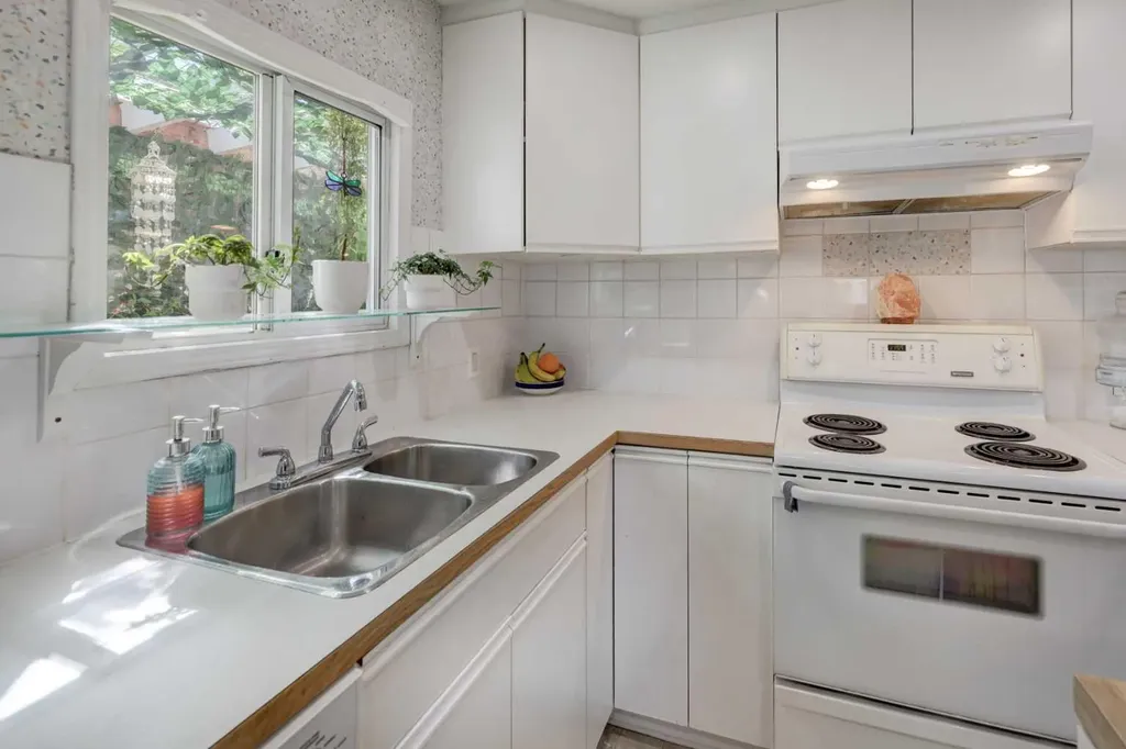 3223 83 Street NW Calgary AB T3N5M8