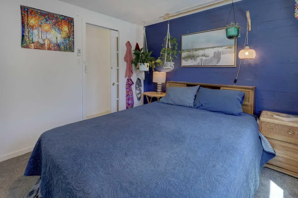 3223 83 Street NW Calgary AB T3N5M8