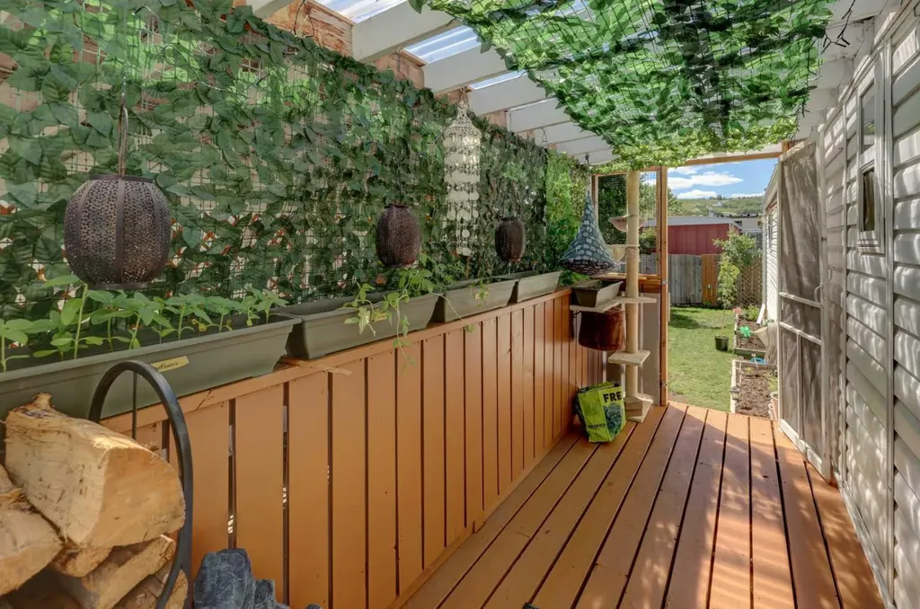 3223 83 Street NW Calgary AB T3N5M8
