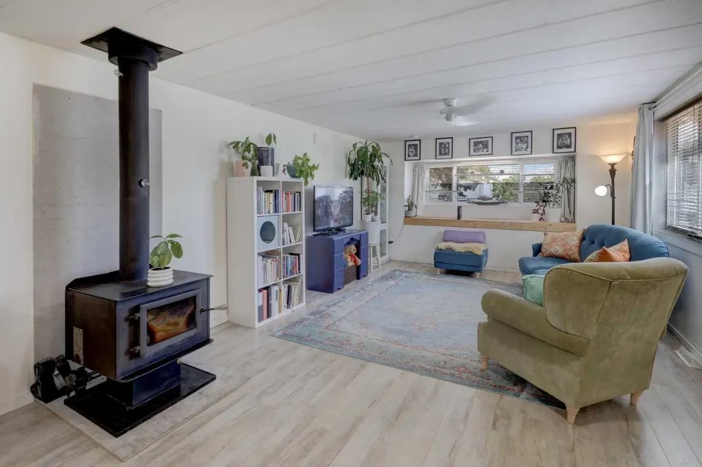 3223 83 Street NW Calgary AB T3B 5M8