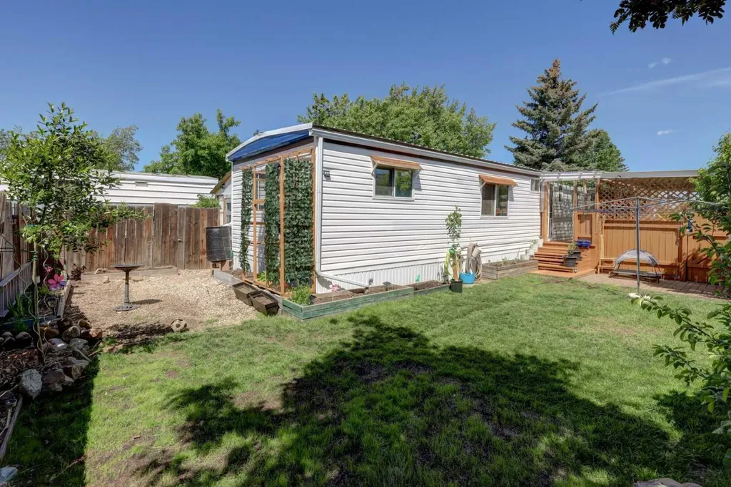 3223 83 Street NW Calgary AB T3B 5M8