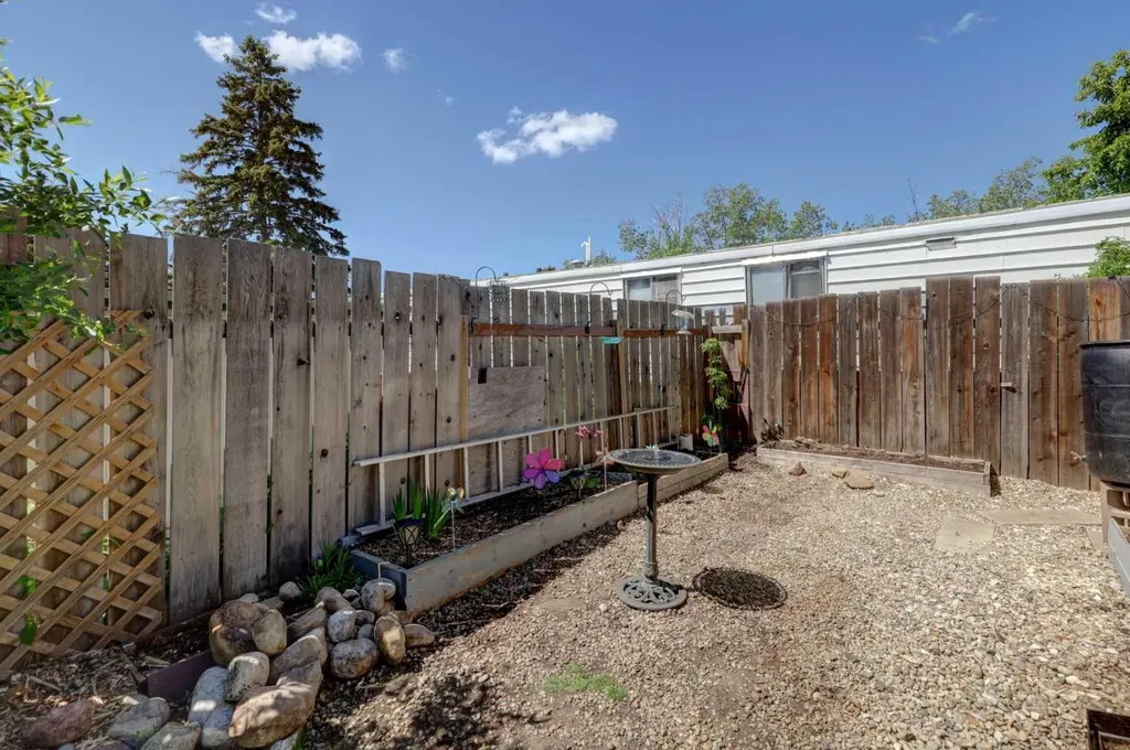 3223 83 Street NW Calgary AB T3N5M8