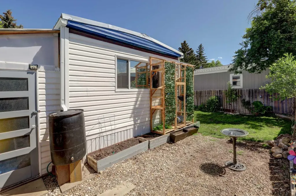 3223 83 Street NW Calgary AB T3B 5M8
