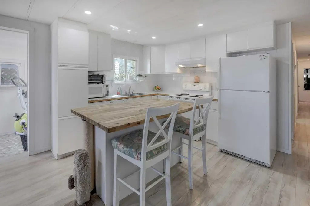 3223 83 Street NW Calgary AB T3N5M8