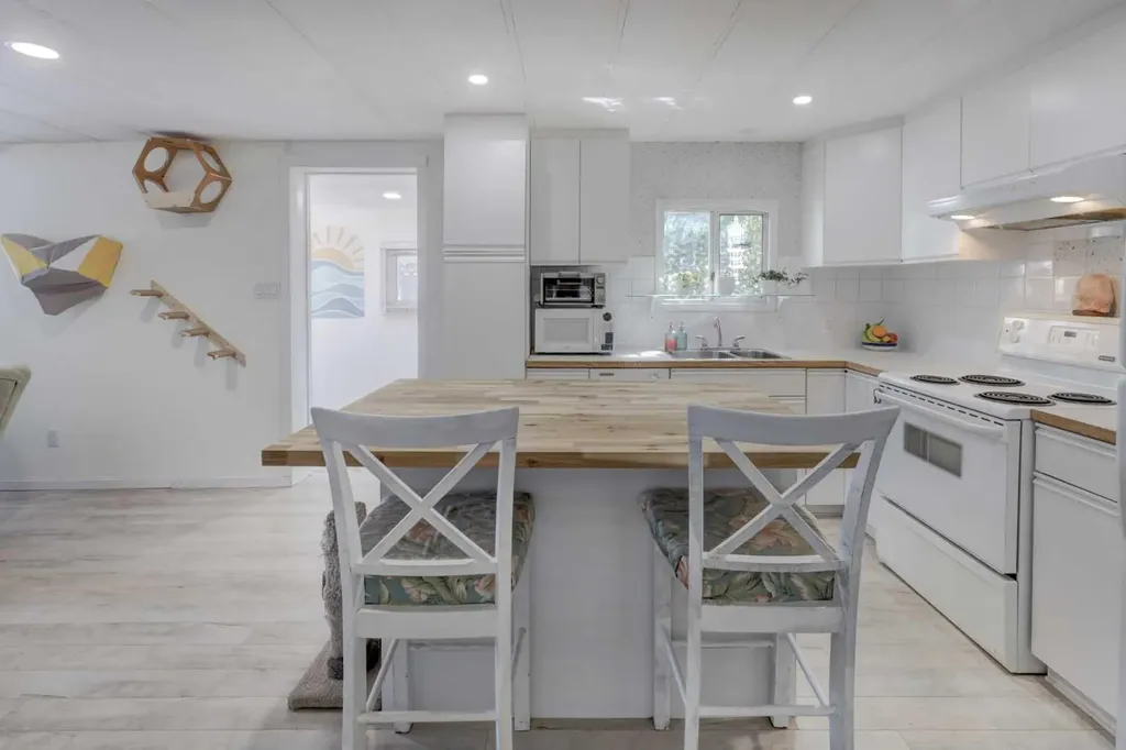 3223 83 Street NW Calgary AB T3B 5M8