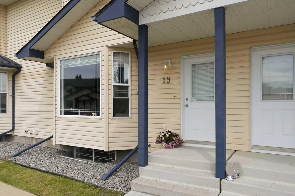 2 Hinshaw Drive Sylvan Lake AB T4S 2J2