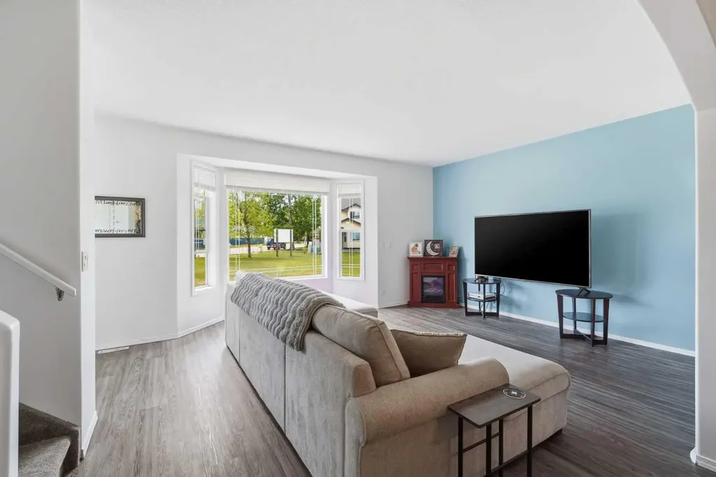 2 Hinshaw Drive Sylvan Lake AB T4S 2J2