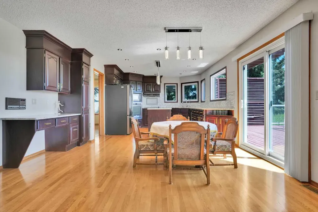 88 Edelweiss Drive NW Calgary AB T3A 3P6