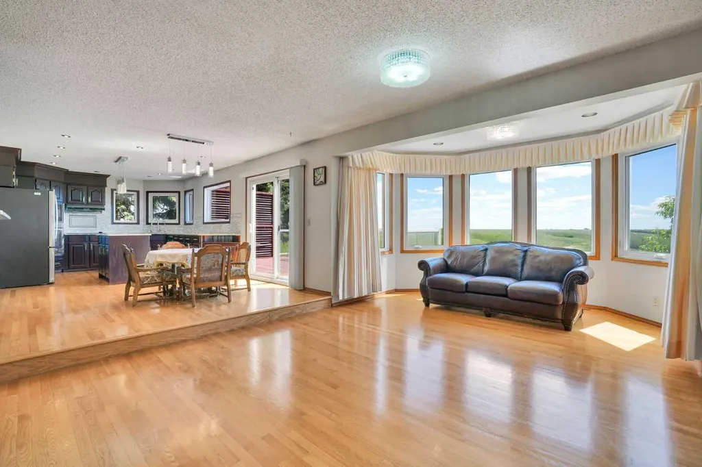 88 Edelweiss Drive NW Calgary AB T3A 3P6