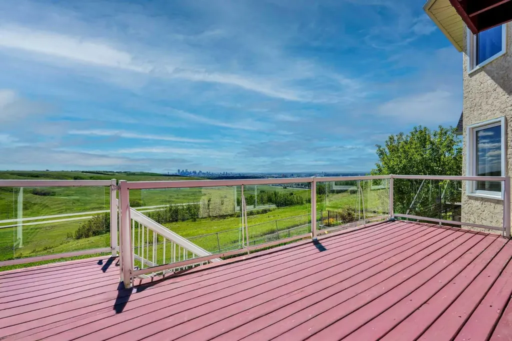 88 Edelweiss Drive NW Calgary AB T3A 3P6